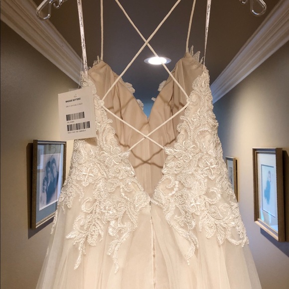 Maggie Soterro Marjorie Wedding Dress and veil. Brand new never worn! Size 6 - 8 - Picture 11 of 16